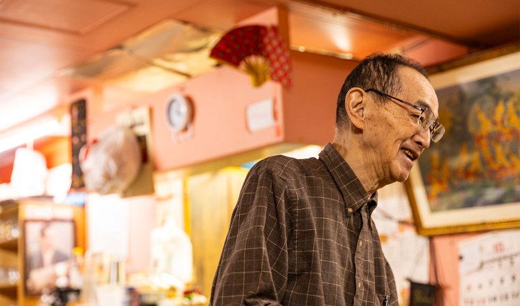 「社長」「パパ」と呼ばれて愛される店主の山田能司さん。