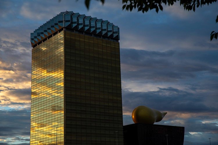 ビールをモチーフにしたビルに朝日。眩（まばゆ）い金色に輝く！