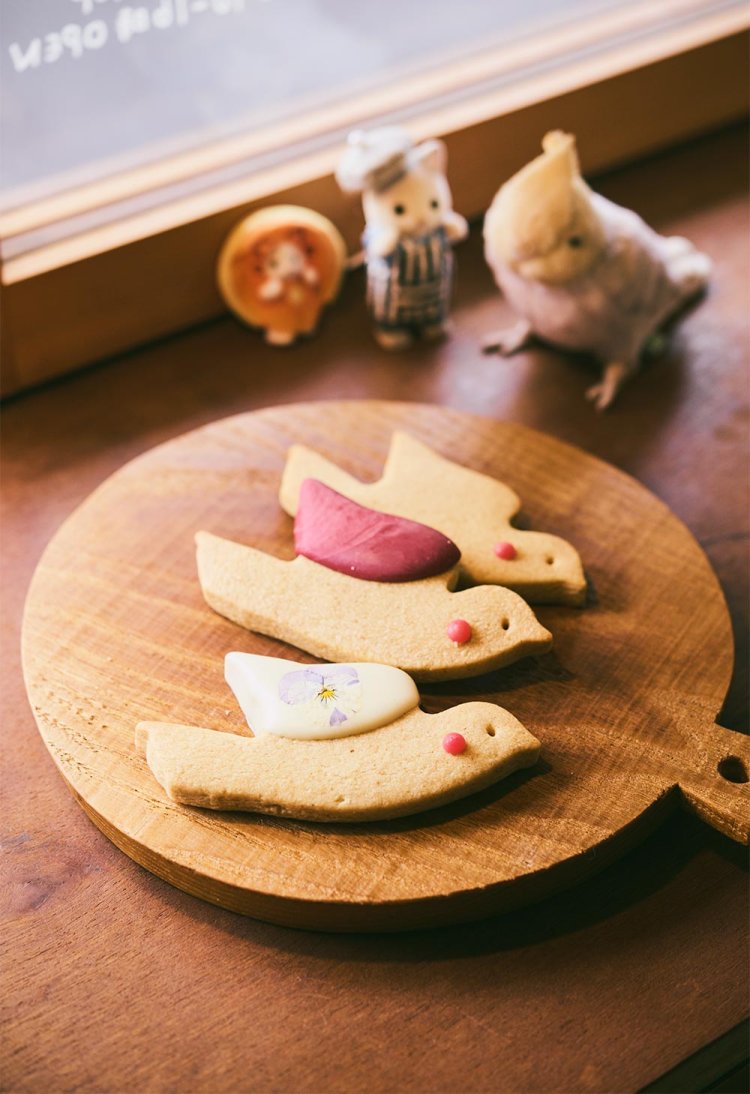 手前からエディブルフラワーとホワイトチョコのオカメサブレ750円、フランボワーズ羽のオカメサブレ750円、定番のオカメサブレ450円。