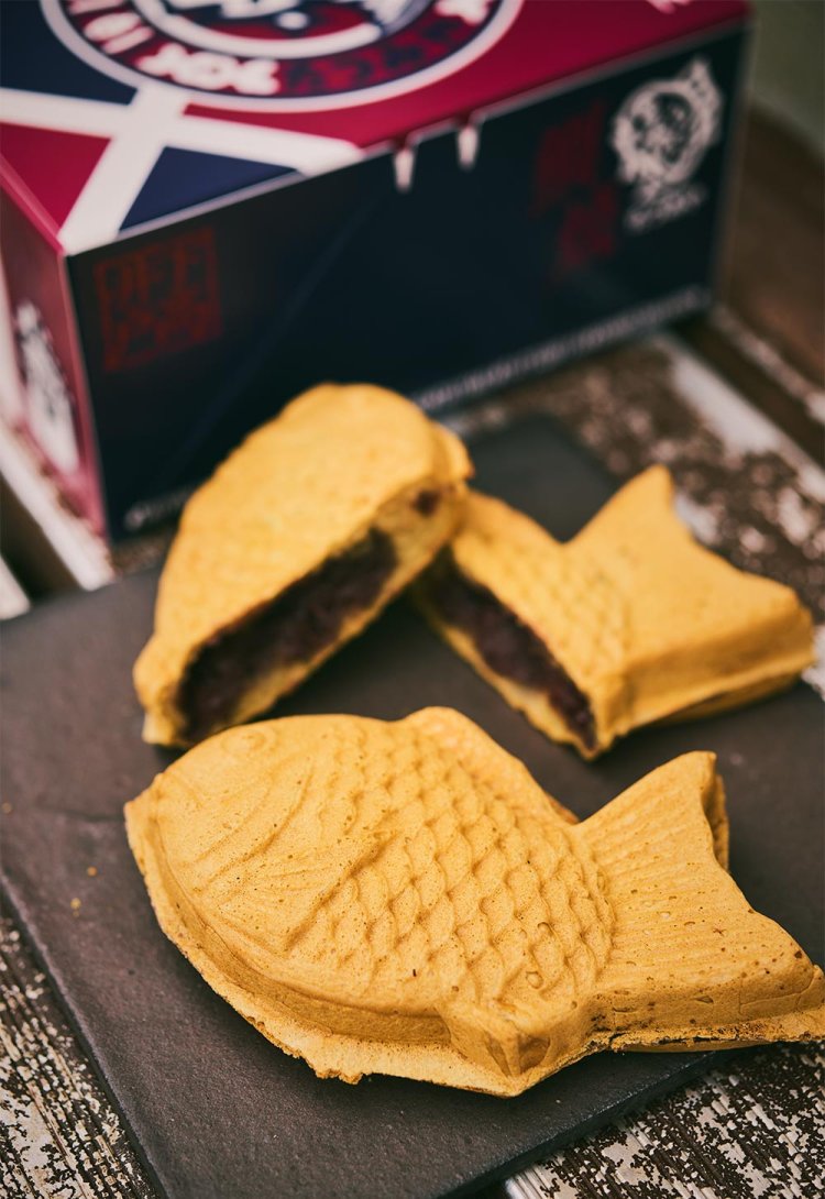 たいやき1尾190円。鱗の形やヒレのラインまできれいに浮き出ている。お土産用の化粧箱100円。