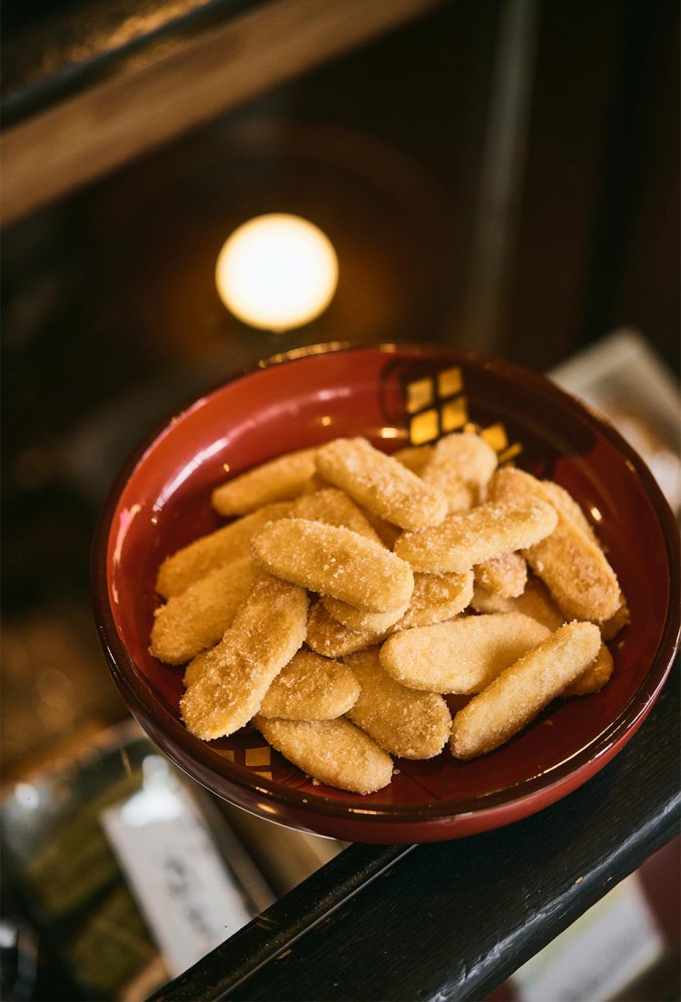 めずらしせんべい1袋180g750円。食べ始めたら止まらなくなるので、袋がジッパー付きなのもいい。