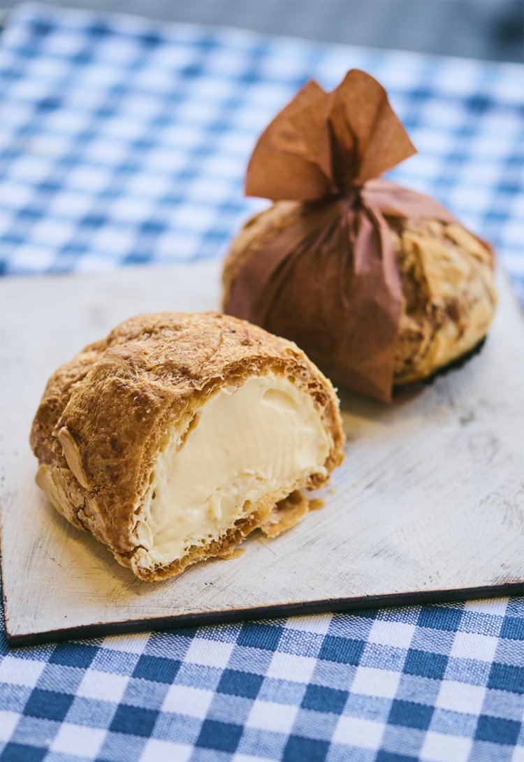 満腹deシュー379円。店頭には商品名に地名が入った焼き菓子も揃い、手土産探しにうってつけ。