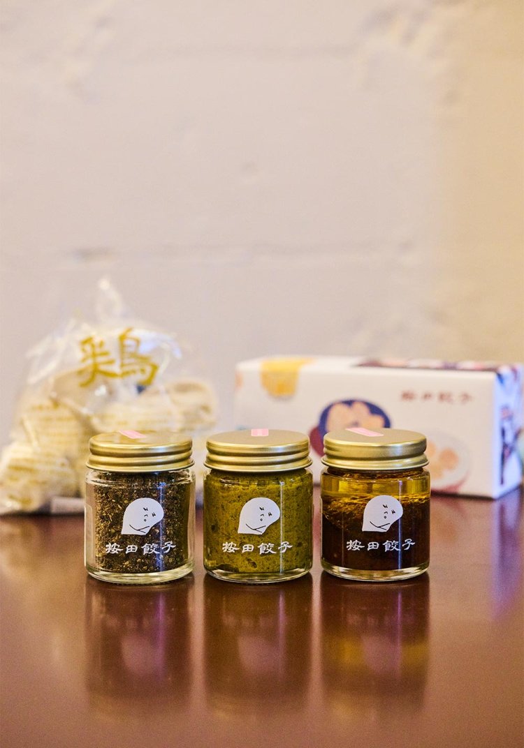 自家製調味料3点セット2203円。水餃子は豚と鶏に分かれ、鶏ベースの白菜と生姜（10個）1026円。