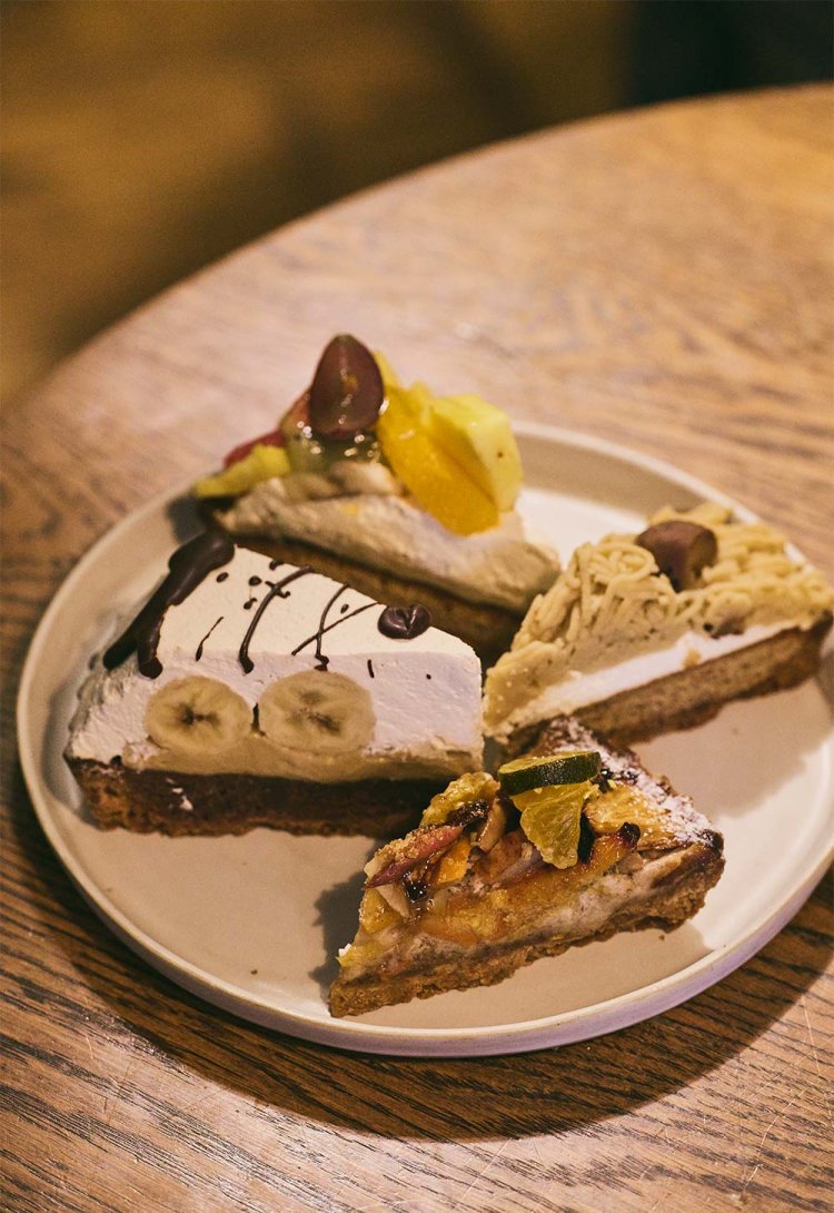 手前から時計回りに、季節のフルーツの焼きタルト800円、バナナクリームタルト650円、フレッシュフルーツタルト800円、和栗のモンブランタルト800円。