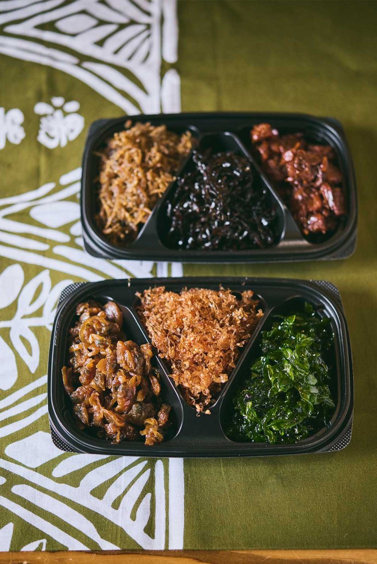 3色パック各900円。手前はあさり佃煮・切いか・しそわかめ。奥はちりめん山椒・しそ昆布・まぐろ角煮。