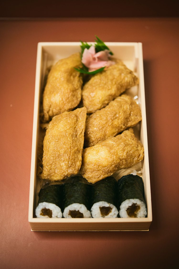 折り詰め（いなり5個／のり巻き4切）1000円。いなりは自分用のおやつにもいい。1個140円～。