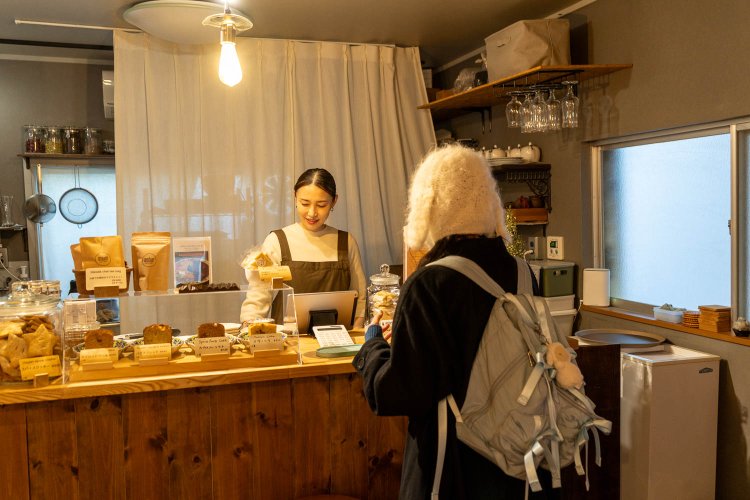 訪れる人と自然に会話を交わす店主の前田紀子さん。