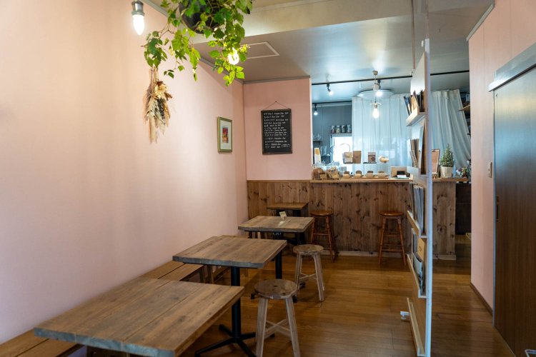 淡いピンクの壁が落ち着く。