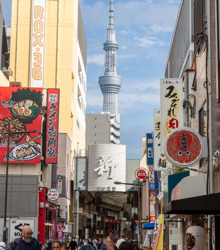 国際通りから見た新仲見世通り。アーケードの大きな「新」の字が主張する。