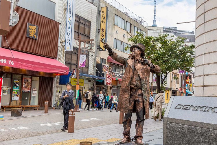 スタチュー（彫像芸）などの大道芸がいつでも見られる六区ブロードウェイ商店街。