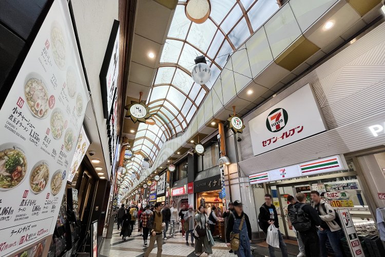 少し横から見ると、波打っている形がよりわかりやすい。