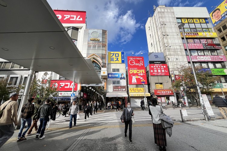 中野駅北口の改札を出てすぐ。駅から屋根がつながっている。