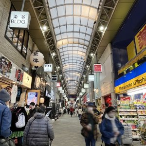 【東京街角クイズ】この写真、どこのアーケードでしょう？〈全6問〉
