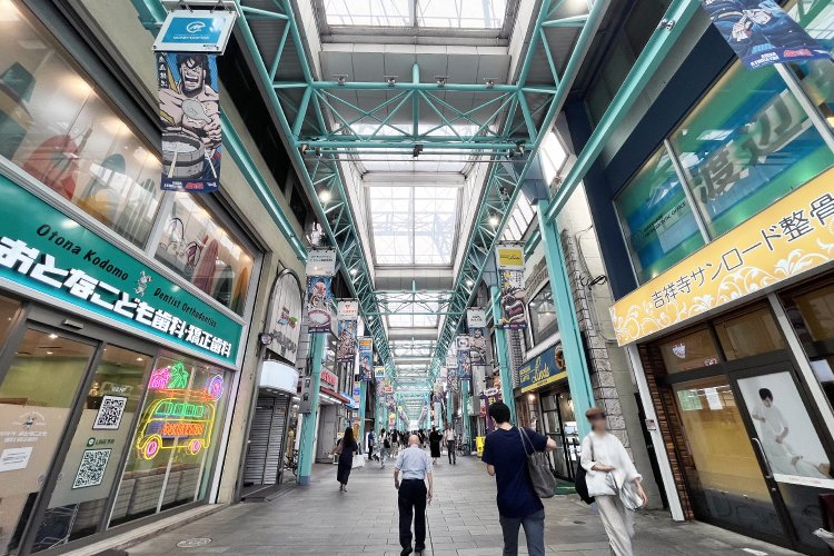 ちなみにこちらは吉祥寺サンロード（武蔵野市）。アーケードの屋根の作りがかなり独特！