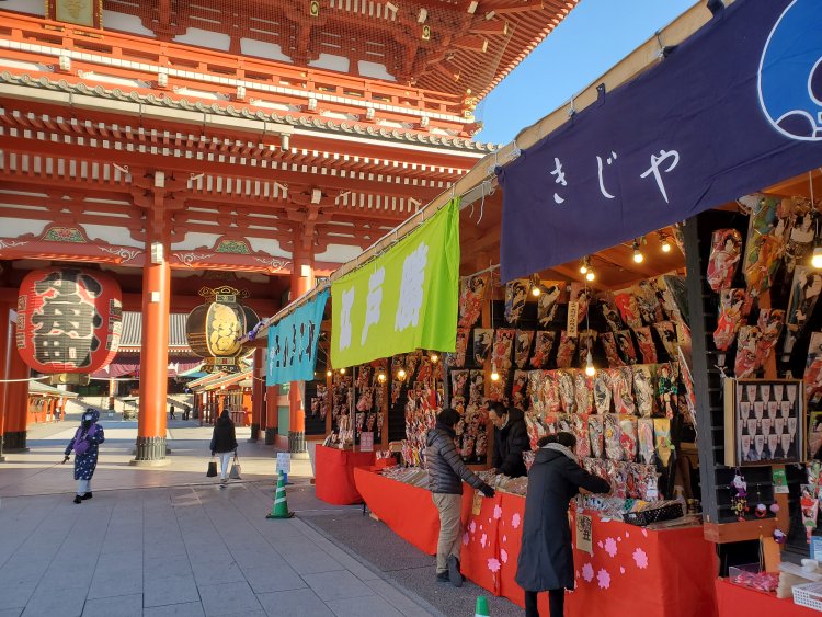 江戸時代から350年以上続く「歳の市（納めの観音）・羽子板市」が12月17～19日に浅草寺で開催