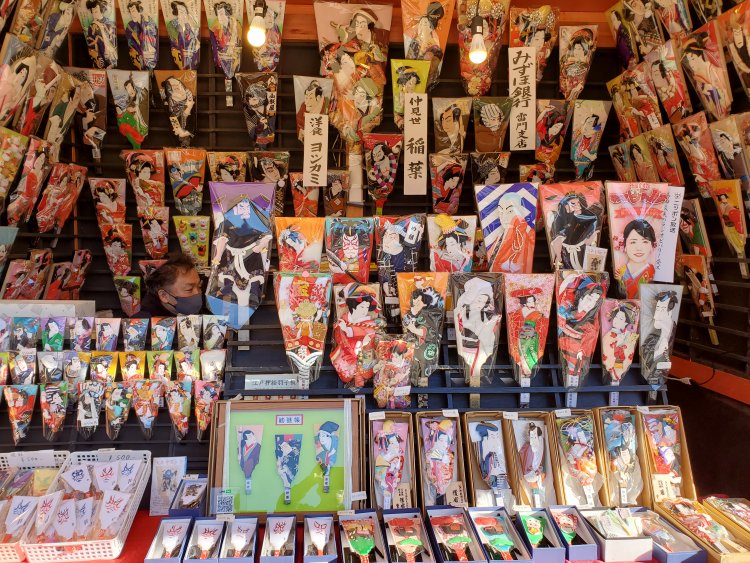 歌舞伎役者を写した伝統的な押絵羽子板が数多く並び、見て回るだけでも楽しい。