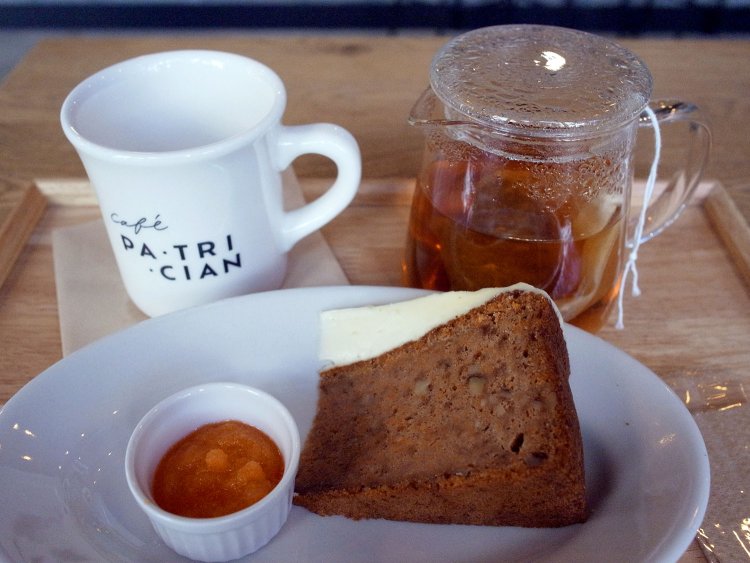 キャロットケーキ（手前）とスリランカ紅茶。