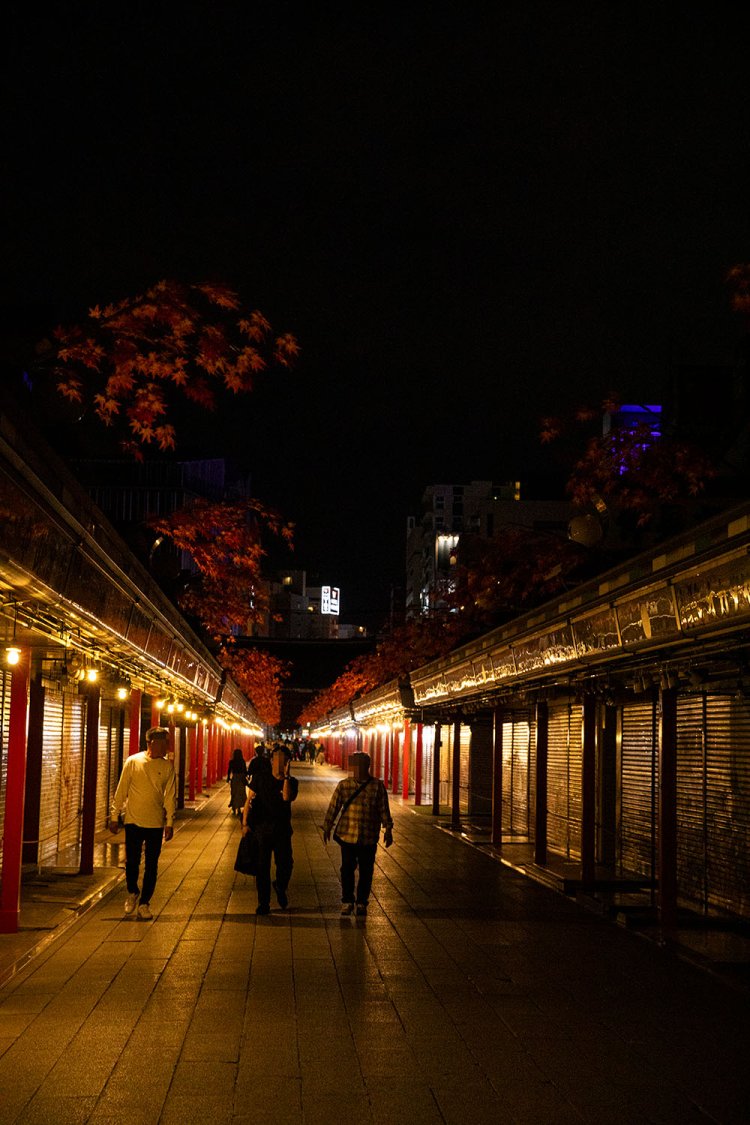 0時過ぎの仲見世通りは、前方のちょうちんが見晴らせるほど人もまばら。