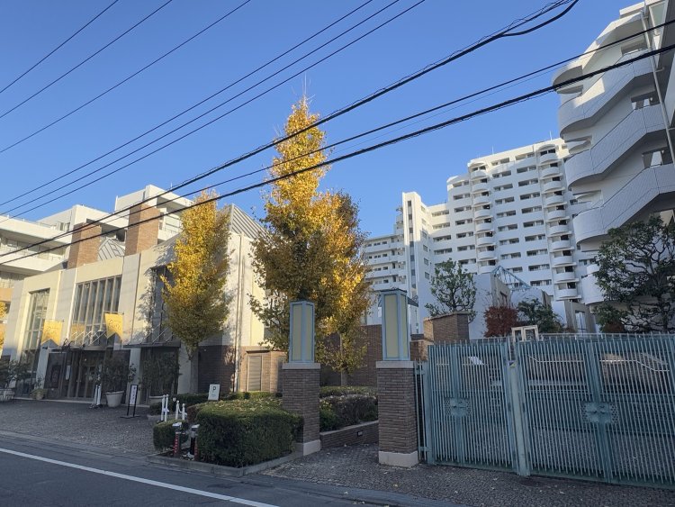 右奥の建物群が「ヌーベルヴィラージュひばり」。