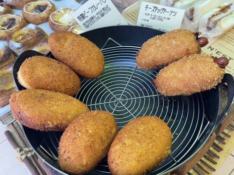 特製ビーフカレーパン290円は牛肉ごろごろの贅沢な品。