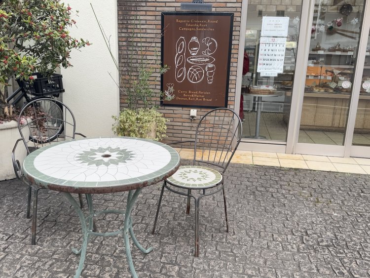 店内にはイートイン、外にも席があり、焼きたてが食べられる。