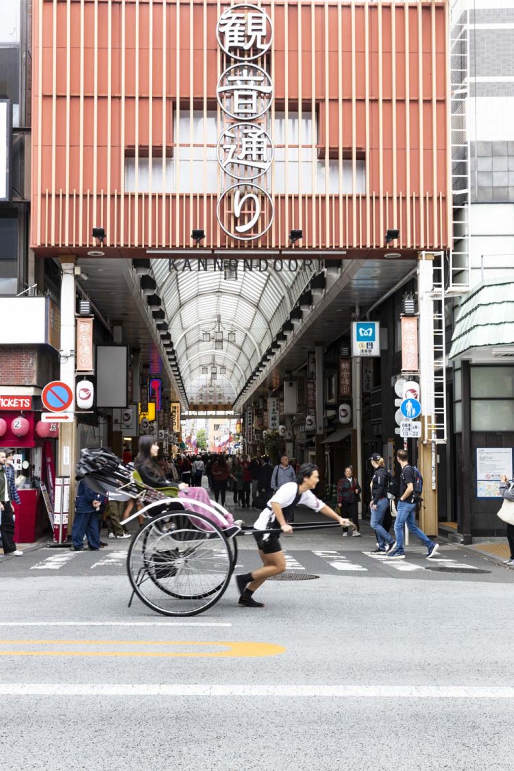 バスでも鉄道でもない、人力車のスピードで街を楽しむ。