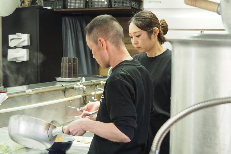 夫婦で作業を分担しながらテキパキとラーメンを用意する。
