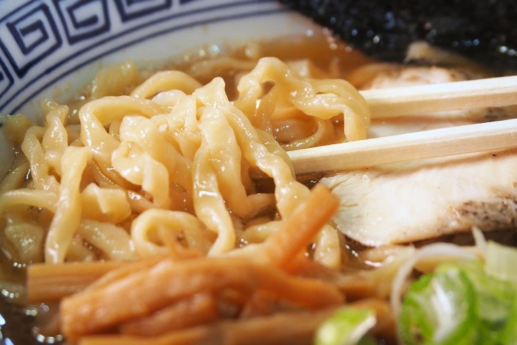 この麺も酒田らしさ。上京時は「細麺には驚いた」という。