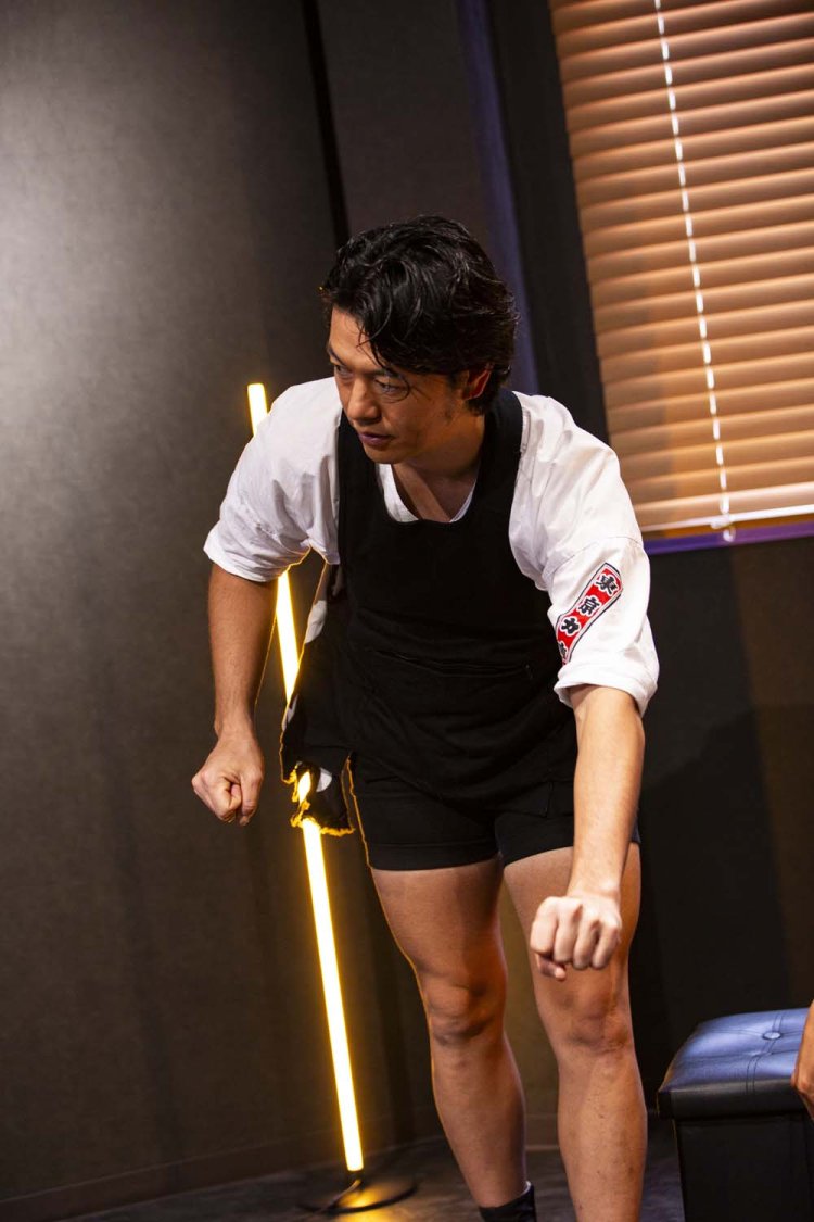 「お客さまが水平になるには、持ち手はけっこう下がるんです」。