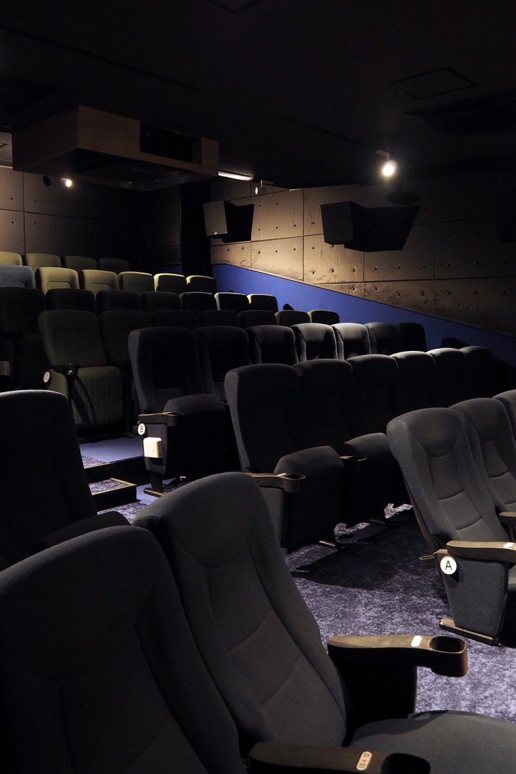 シアター2は青色が基調。閉館したシアターの椅子を受け継いで設置している。