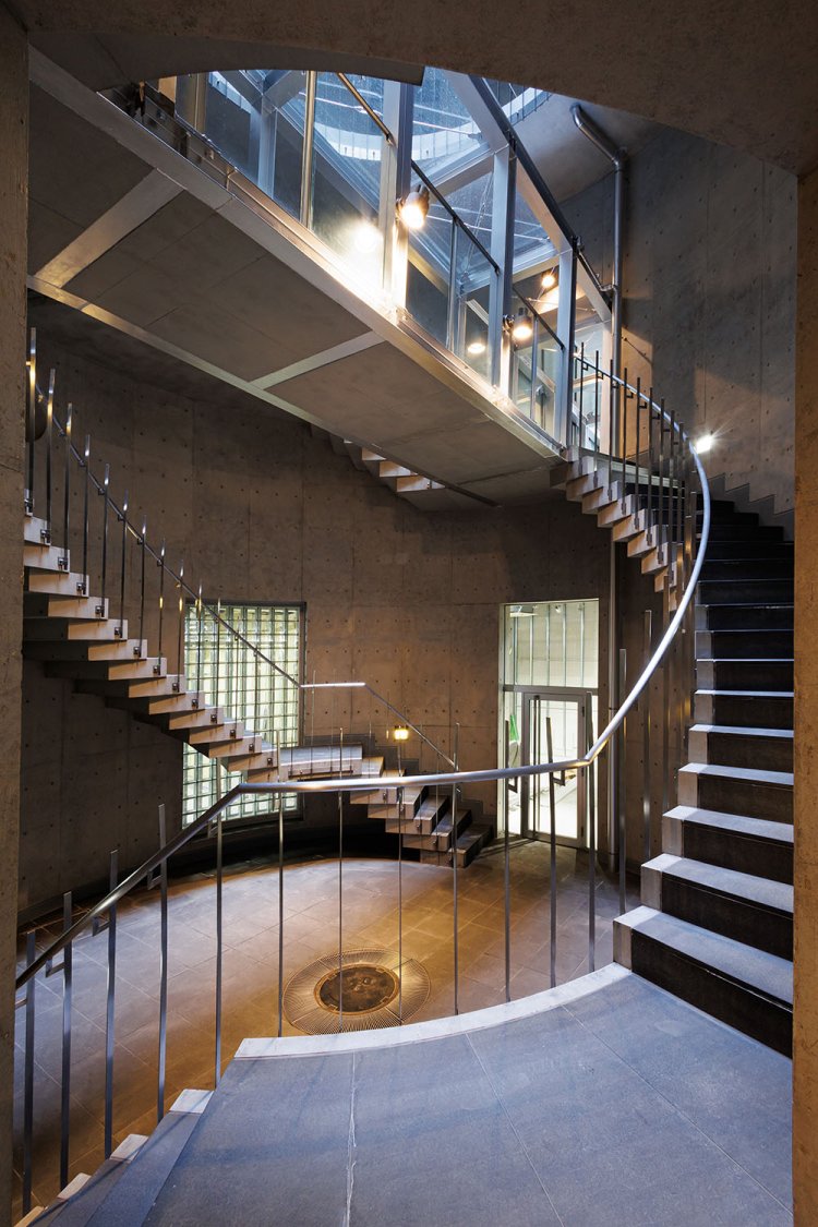 螺旋階段で吹き抜けの空間が印象的（写真＝Maiko Shimo）。
