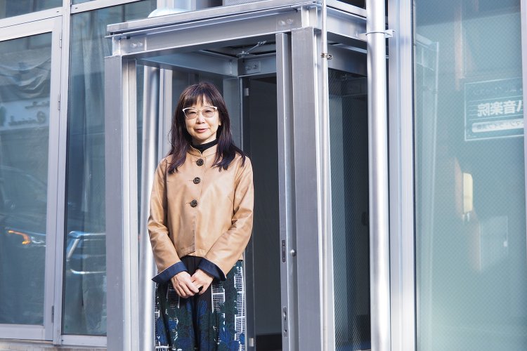 入り口に立つ稲田さん。