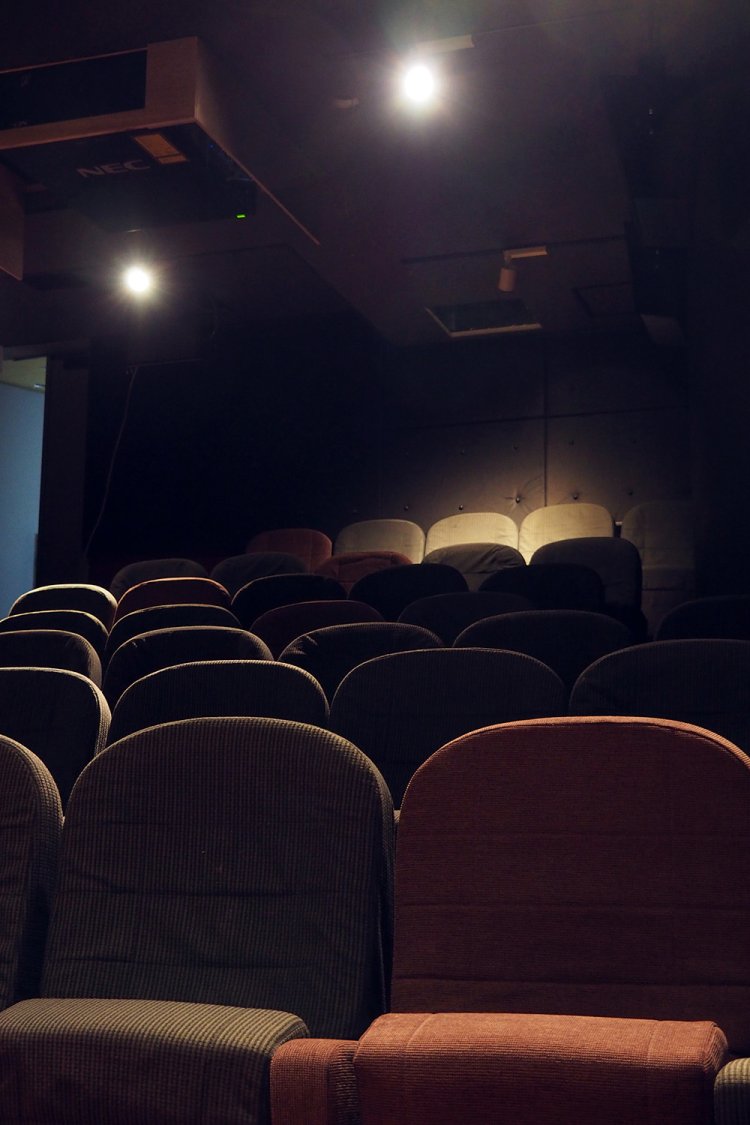 赤色が基調のシアター1。