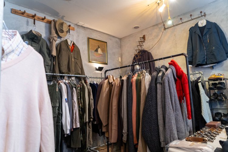 武骨な印象にした内装。経年変化も期待して、壁はモルタルを採用している。