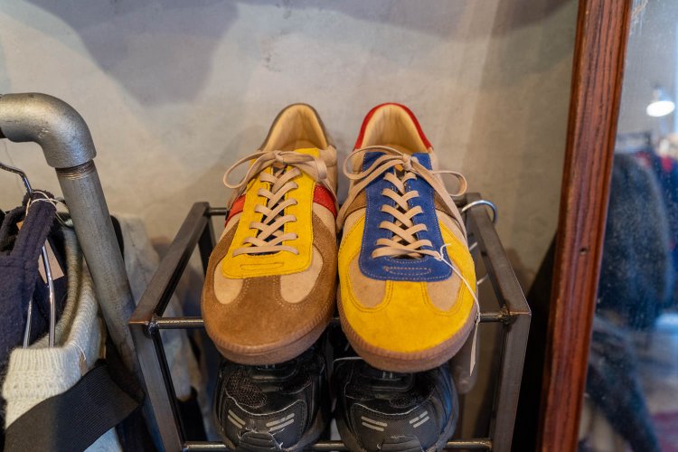 左右の色が違うオリジナルデザインのスニーカー3万3000円。