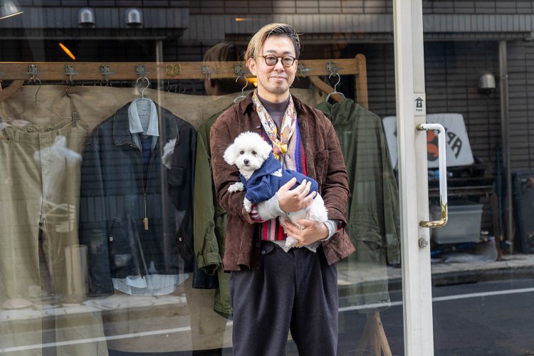 オーナーの徳島佑さんと看板犬（週2出勤）のティムティムくん。