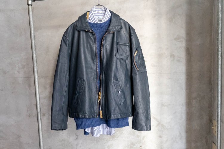 フランス軍のパイロットのジャケット2万2500円。シャツとニットもネイビーで合わせた真似しやすいコーディネート。