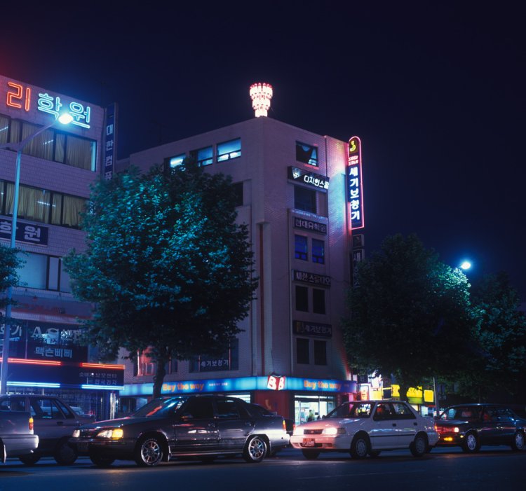 中村政人《トコヤマーク／ソウル》1992年 韓国製床屋マーク、鉄他 個人蔵。