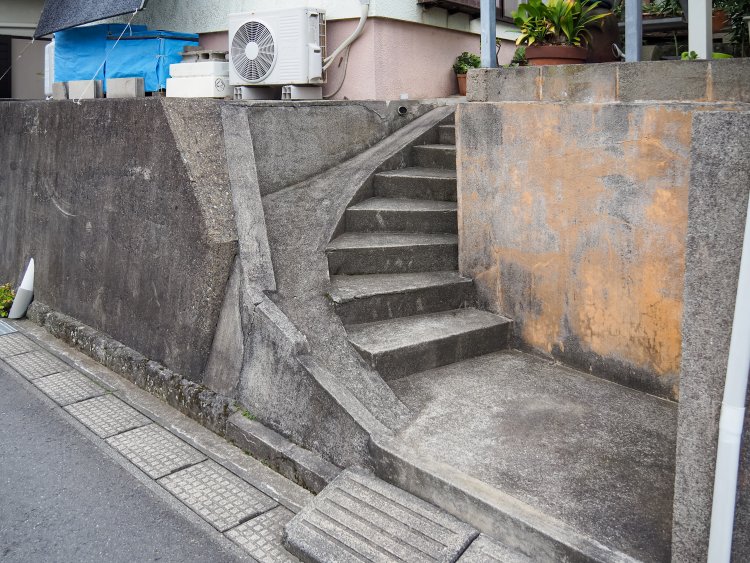 限られた空間をめいっぱい駆使して作られた、階段とスロープ。