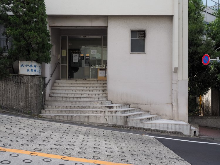 坂道と、出入り口までの高低差との両方を解消するための絶妙な段差。