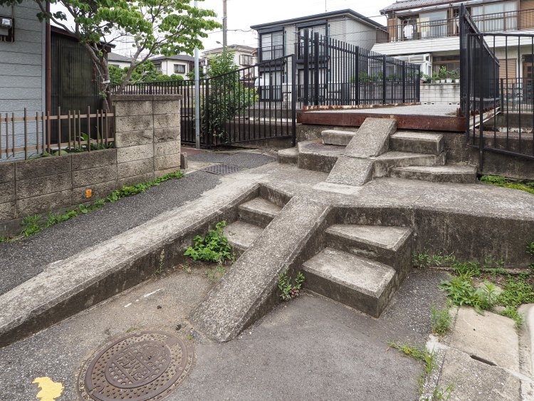 川をまたぐ歩道橋に設置された階段とスロープ。複雑な造形が魅力的。