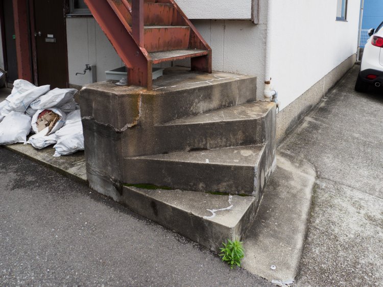 2階から続く階段の下に、敷地の形状にあわせて作られた立体的なコンクリート螺旋階段。