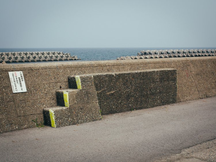 防波堤に上るための管理用階段。蛍光塗料がアクセントに。