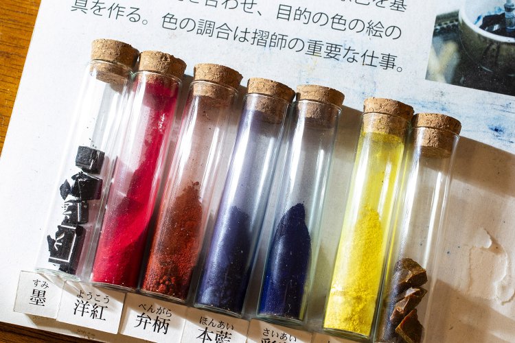 使う絵の具は水性の顔料。墨と三原色を基本に混ぜて色を生み出す。