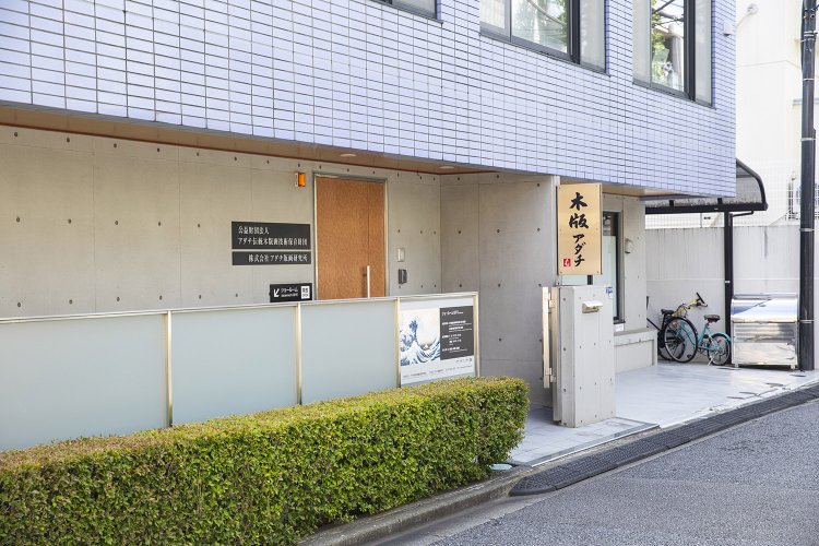 閑静な住宅地にある建物。
