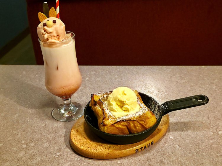 飲めるフレンチトースト1298円、いちごみるくフロート869円。