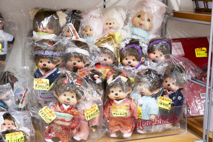 『トイステラオ2号店』で販売されている、さまざまなコスチュームのモンチッチたち。
