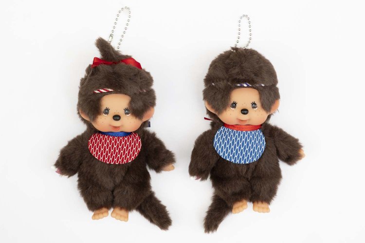 「浅草お祭りモンチッチキーチェーン」。三社祭をイメージした網目模様がキュート。この店舗限定のモンチッチ。各2200円。