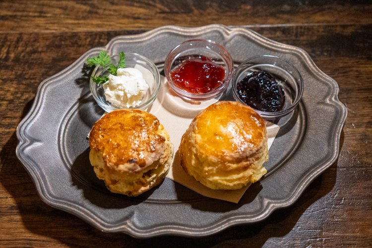 プレーンとその日のスコーン（無花果とくるみ）720円。クリームとジャム2種類を選べる。