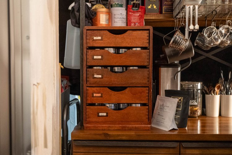 古道具店で買ったという小引き出しの中や棚にたくさん茶葉が置かれている。